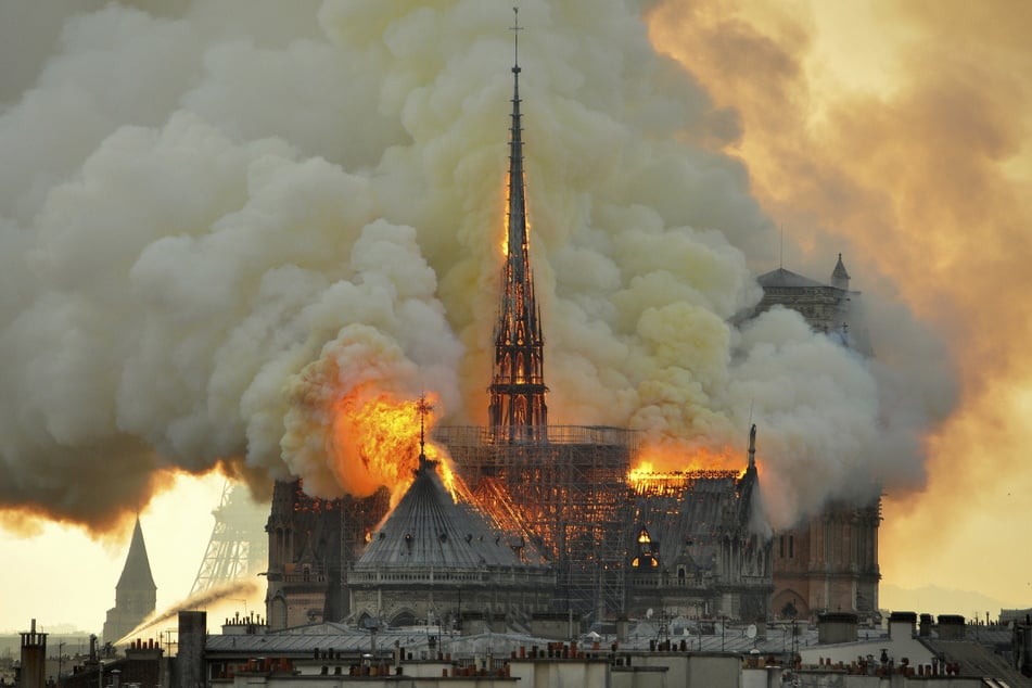 Am 15. April 2019 brach ein Großband in der Pariser Kathedrale aus. Der Feuerwehr gelang es, den Brand im Wesentlichen auf den hölzernen Dachstuhl zu begrenzen.