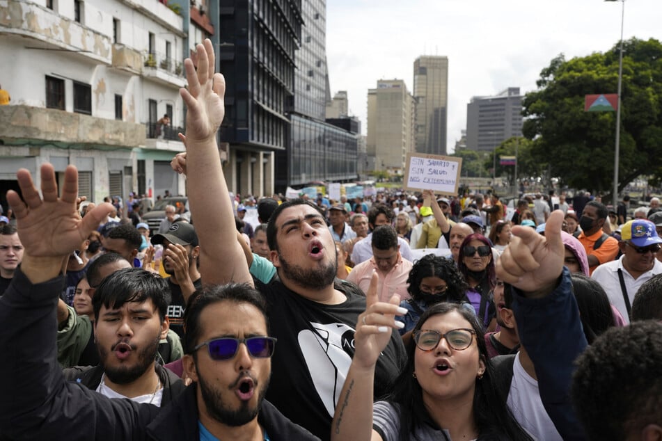 Studenten unterstützen Lehrer und Rentner während eines Protests für höhere Gehälter und Renten in Caracas.