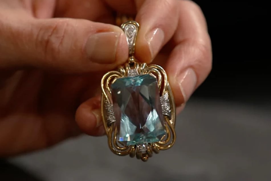 Der in 585er-Gold und Platin gefasste Aquamarin-Anhänger stammt aus der Nachkriegszeit und soll laut Expertise bis zu 4000 Euro wert sein.