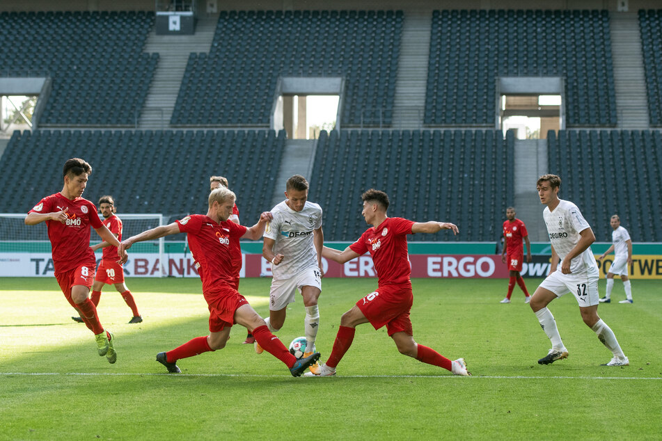 Im Vorjahr setzte sich die Borussia mit 8:0 gegen den FC Oberneuland durch. Hannes Wolf (22, M.) war selbst von mehreren Gegenspielern nicht aufzuhalten.