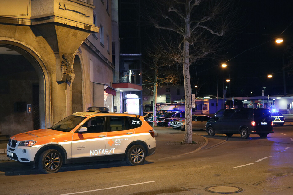 Fahrzeuge von Rettungsdienst und Polizei stehen an einer Einsatzstelle in Lindau.