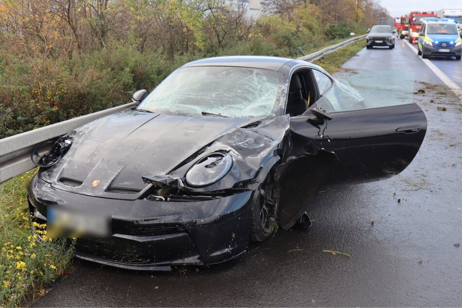 Der Porsche war am Sonntagmorgen gegen die Leitplanke auf der A61 gekracht.