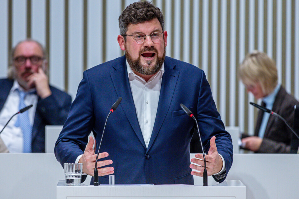 SPD-Fraktionschef Julian Barlen (43) sieht hinter der Benutzung des Wortes eine Verschleierungsstrategie. (Archivbild)