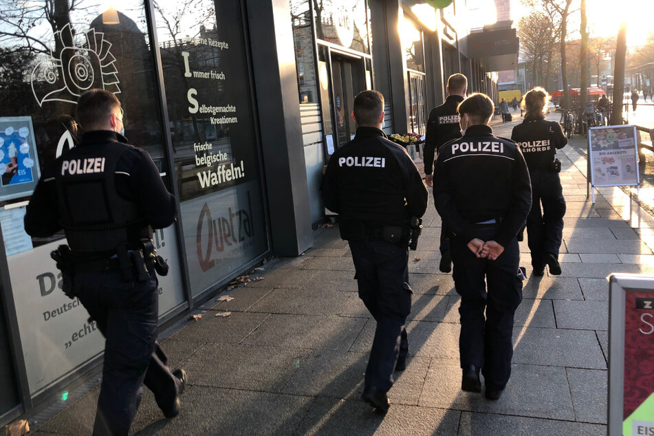 Drei Polizisten und zwei Ordnungshüter der Stadt sind aktuell in Chemnitz unterwegs und überprüfen die rund 630 ansässigen Gaststätten.