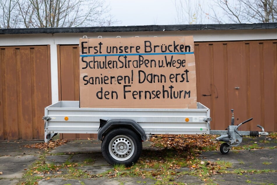 Auch Protest gegen das Projekt war vor Ort sichtbar.