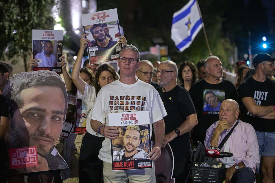Die ehemalige Geisel Ohad Ben Ami (M), die von der Hamas im Gazastreifen festgehalten wurde, steht zusammen mit anderen Demonstranten vor dem Wohnhaus des israelischen Ministerpräsidenten.