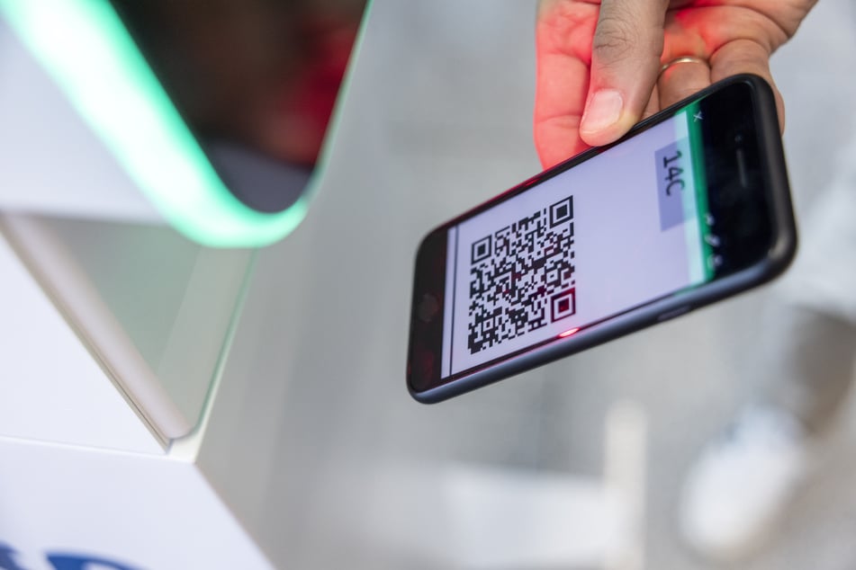 Die Verbraucherzentrale warnt vor "Quishing" - Kriminelle versuchen dabei über QR-Codes an persönliche Daten zu gelangen. (Symbolbild)