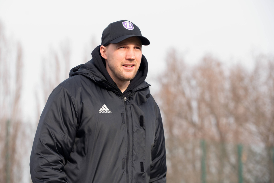 Anfang Januar wechselte Christopfer Brauer (35) als Co-Trainer des Berliner AK auf den TeBe-Cheftrainer-Posten und muss gleich einen riesigen Umbruch moderieren.