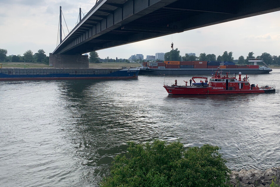 Ein Feuerlöschboot machte sich auf den Weg unter die Brücke, um die feststeckenden Arbeiter in Empfang nehmen zu können.