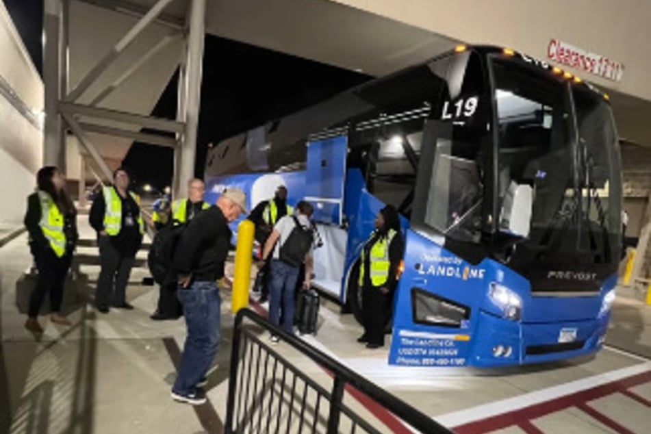 Antes de la puerta no esperaba un avión para la joven, sino un autobús.