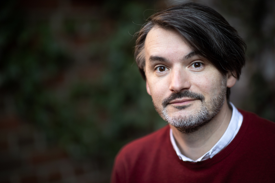 Schriftsteller Saša Stanišić (43) hat eine gute Möglichkeit gefunden, sich die Zeit im Lockdown zu vertreiben: mit dem Zusammenbauen von ferngesteuerten Elektroautos.