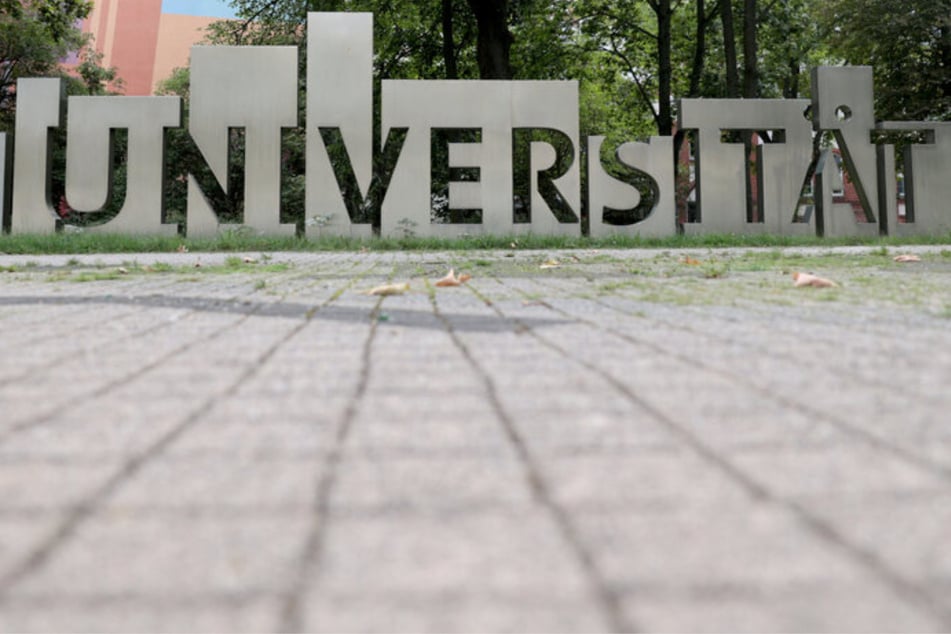 Feuerteufel versucht Universitätsgebäude anzuzünden: Wer hat etwas gesehen?