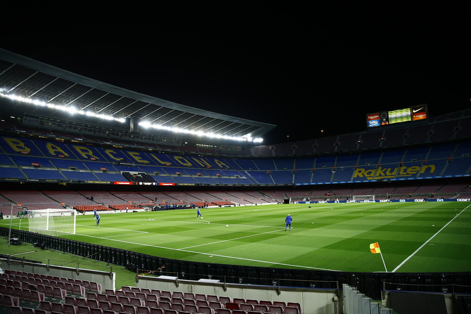 Das Camp Nou Stadion in Barcelona blieb lange Zeit komplett leer. Jetzt dürfen wieder alle Plätze belegt werden.