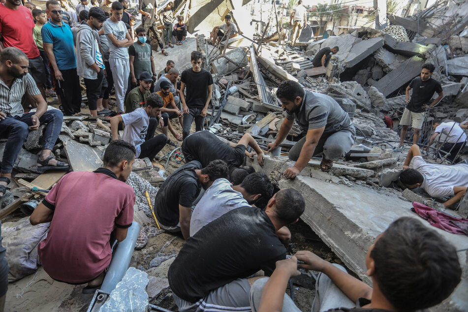 Palästinenser suchen in dem nach einem israelischen Luftangriff zerstörten Haus der Familie Al-Zahar nach Überlebenden.