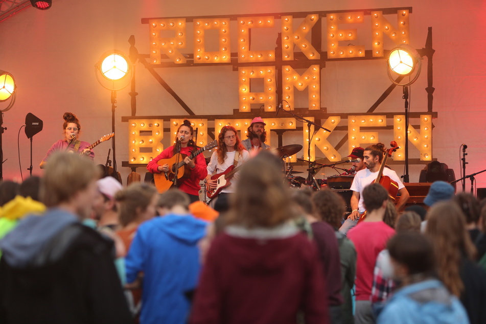 Trotz wechselhaftem Wetter: 2000 Menschen bei "Rocken am Brocken"-Festival