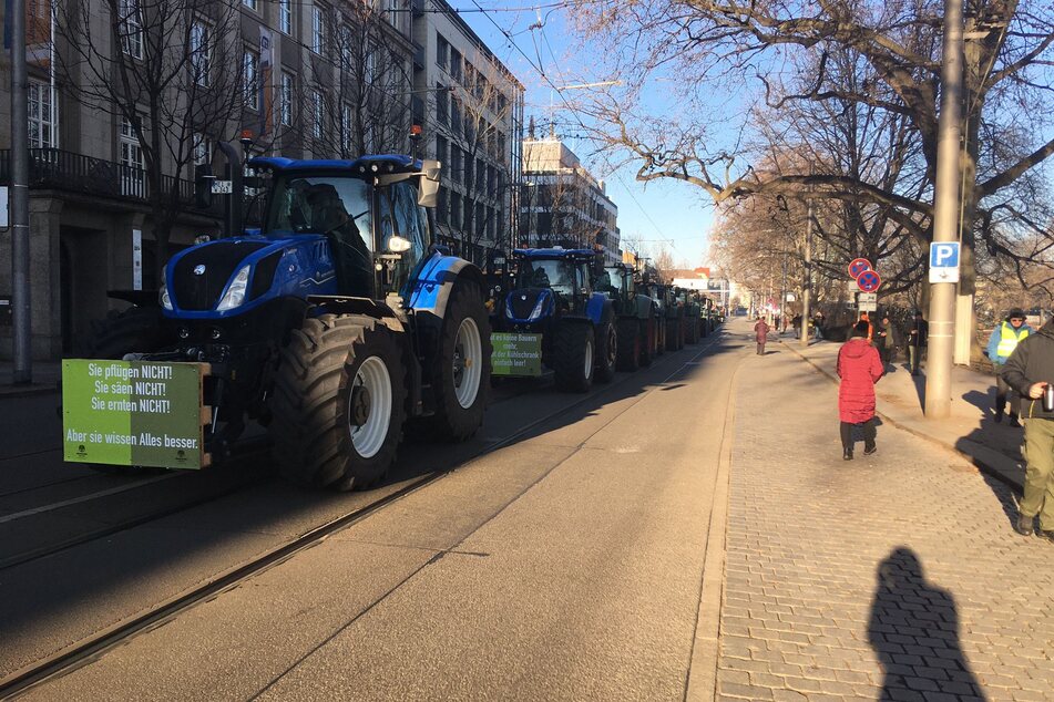 Traktoren auf der Ostra-Allee.