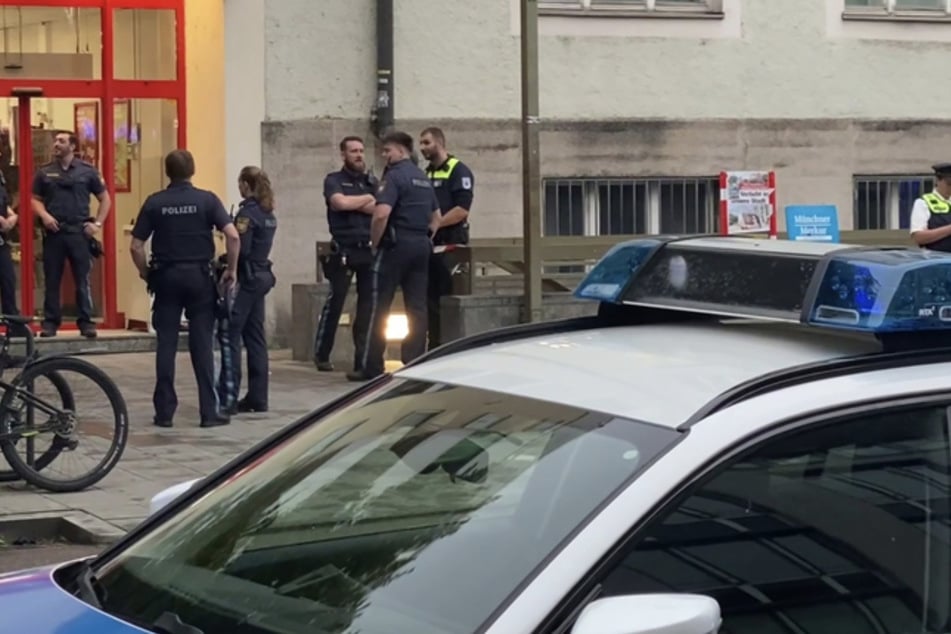 Polizisten stehen vor der Penny-Filiale im Stadtteil Sendling, in der eine Frau erschossen wurde.