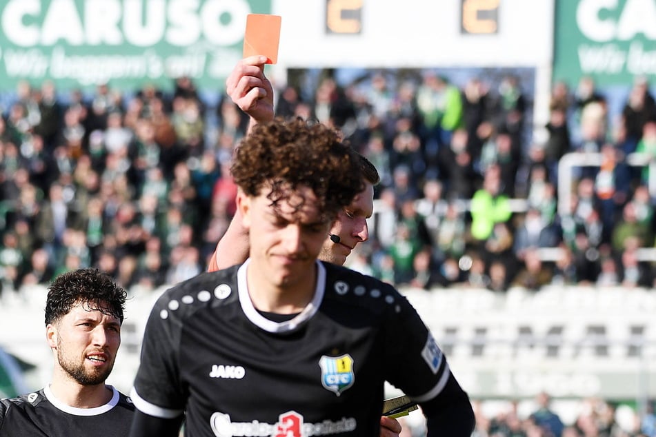 Luis Fischer (20) sah in der Vorwoche beim wilden 2:2 bei Chemie Leipzig die Ampelkarte.