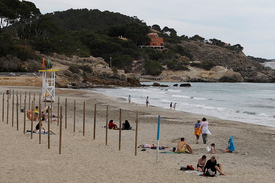 Streit an FKK-Stand eskaliert: Deutscher auf Mallorca von Klippe geschubst!