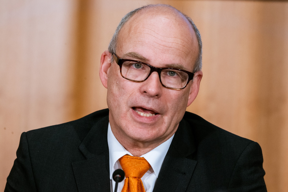 Ties Rabe (60, SPD), Schulsenator Hamburgs, passt das Abitur an die Corona-Bedingungen an.