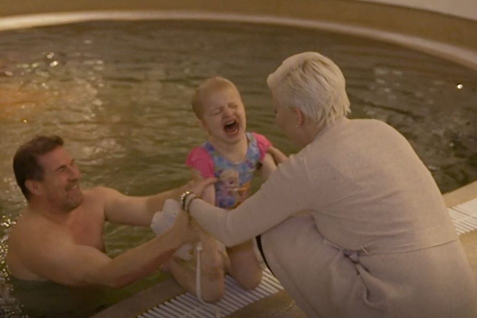 Plumps! Melanie Müller stößt ihre Tochter Mia Rose (3) beim Schwimmunterricht in einem Leipziger Nobelhotel ins Becken: "So vergeht Angst!"