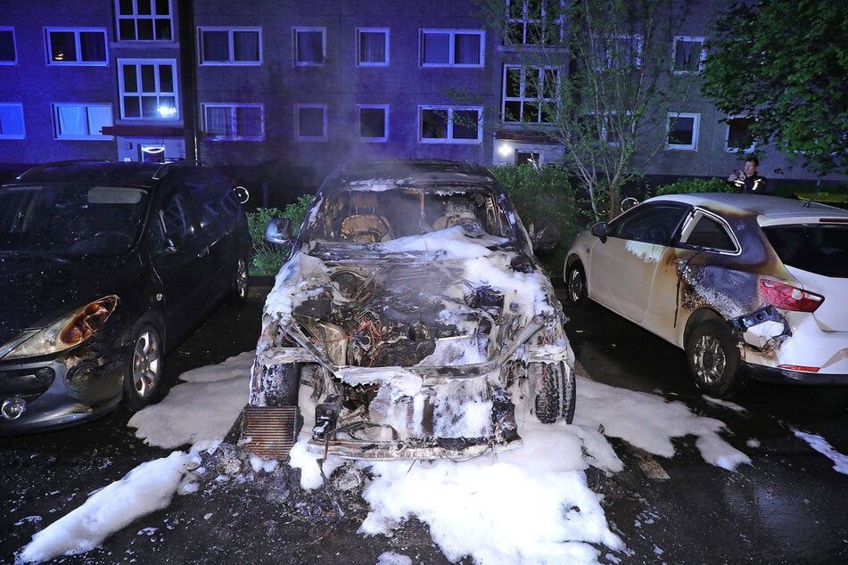 Der SUV wurde völlig zerstört. Zwei weitere Autos zeigten ebenfalls Schäden.