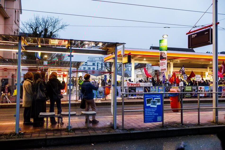 Die Gruppe pöbelte an einer Straßenbahnhaltestelle und schmiss mit Müll um sich. (Symbolbild)