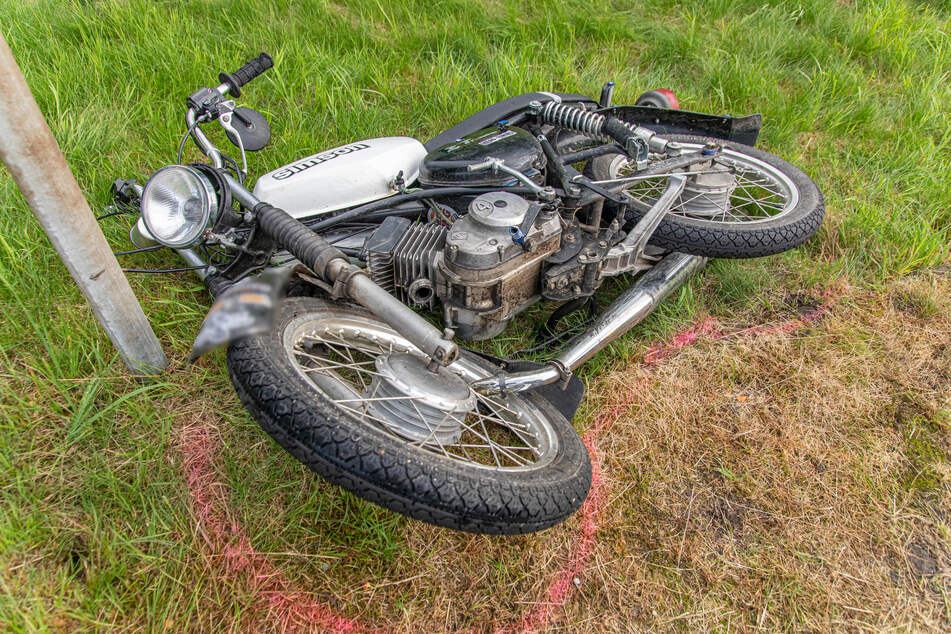 Der Simson-Fahrer kam schwer verletzt ins Krankenhaus.