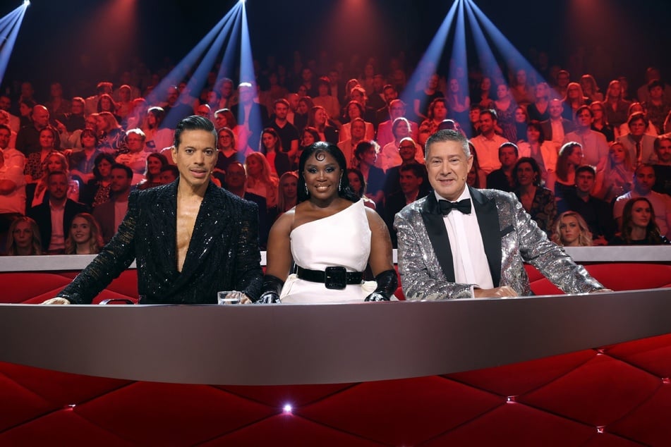 Auch Jorge González (57, v.l.n.r.), Motsi Mabuse (43) und Joachim Llambi (60) vergeben in Staffel 18 von "Lass uns tanzen" wieder die Punkte.