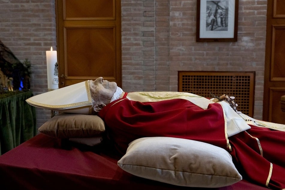 Der gestorbene emeritierte Papst Benedikt XVI. wird in der Kapelle des Klosters Mater Ecclesiae im Vatikan aufgebahrt.