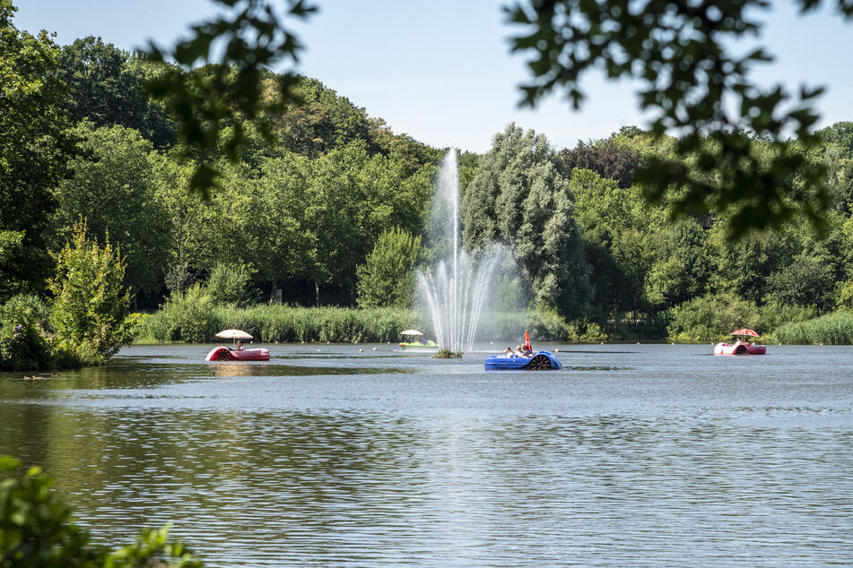 Vom Boot aus können Konzert-Besucher dem DJ-Duo lauschen.