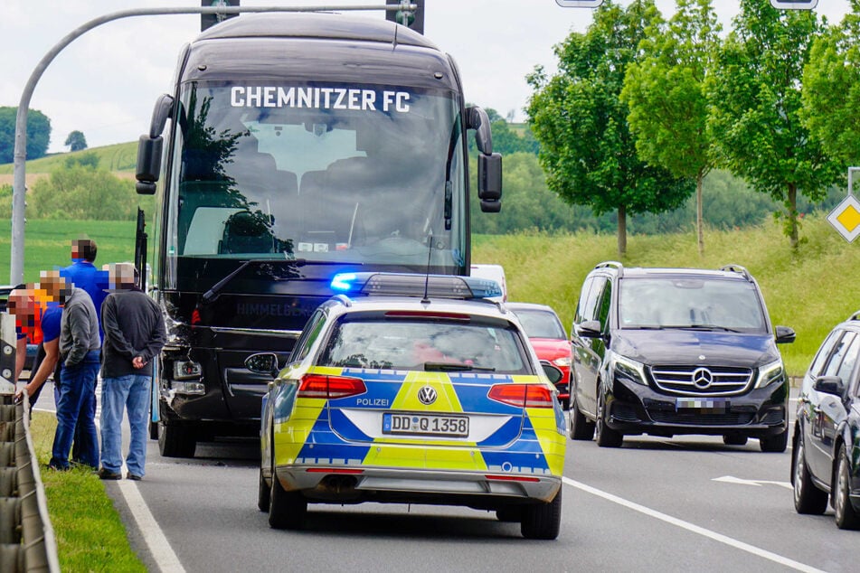 Auf der B169 kam es am Mittag zu einem Unfall mit dem CFC-Mannschaftsbus.