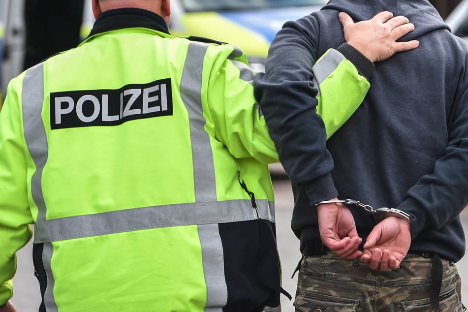 Bei dem mutmaßlichen Dealer klickten umgehend die Handschellen. (Symbolfoto)