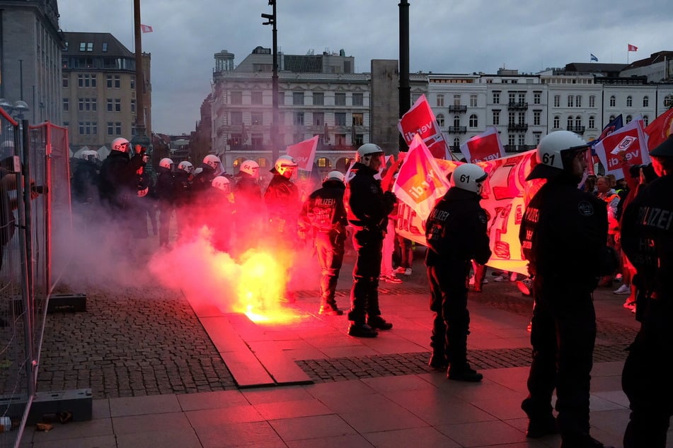 Hamburg: Hafen-Demo eskaliert: Teilnehmer durchbrechen Absperrung und werfen Bengalos