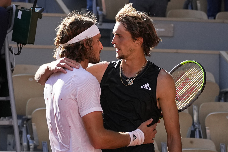 Alexander Zverev (rechts) nach seiner Niederlage gegen Tsitsipas bei den French Open im Juni. Hat der deutsche Olympiasieger hier schon genug vom Verhalten des Griechen?