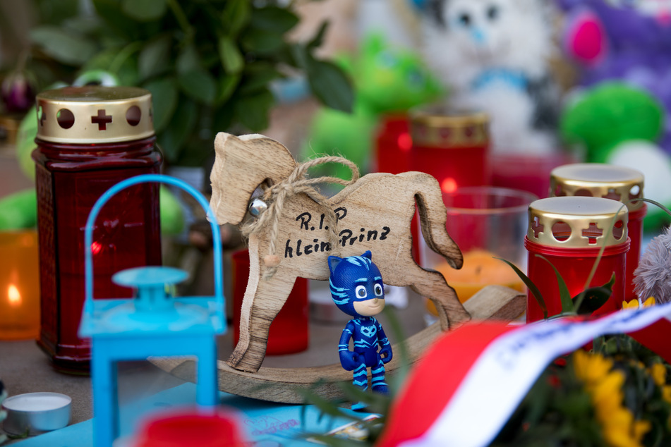 Blumen und Kerzen erinnern an den getöteten Zweijährigen aus Querfurt.