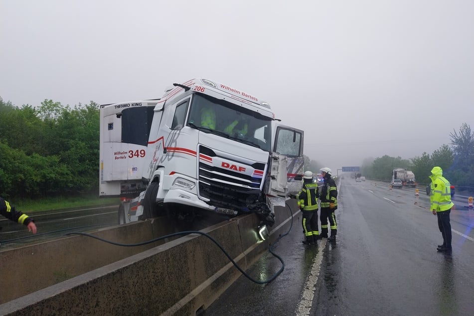 Der verunglückte LKW kam von der Fahrbahn ab und krachte in die Mittelleitplanke.
