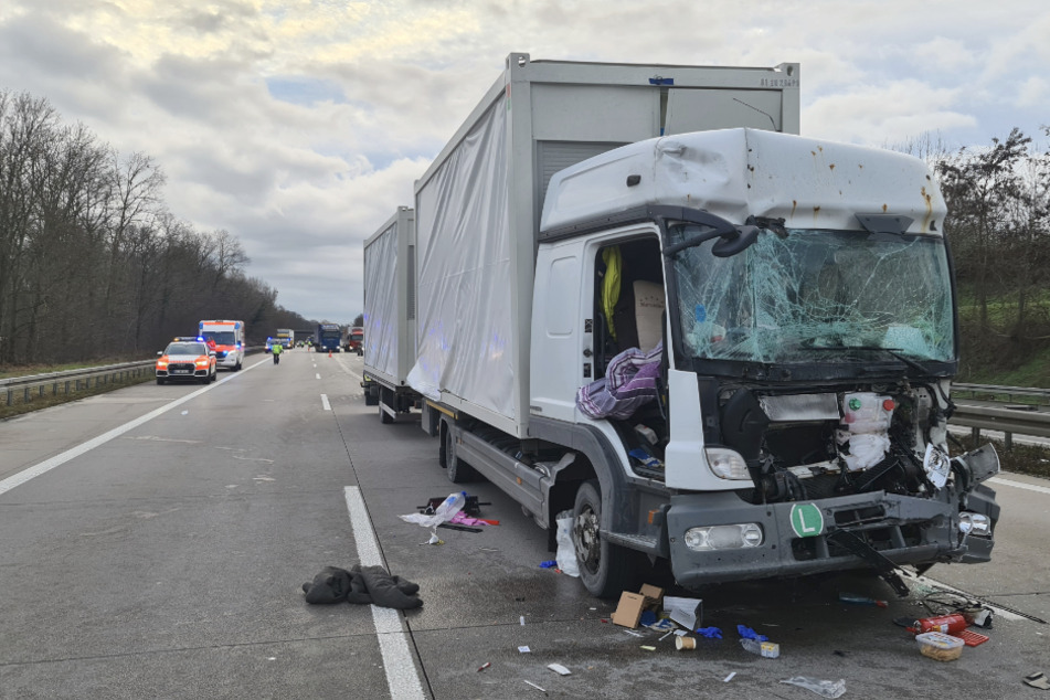 Lastwagenfahrer bei Auffahrunfall lebensgefährlich verletzt