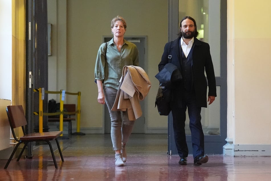 Christina Block (52) und Anwalt Ingo Bott (42) kommen am Donnerstag zum Prozess wegen mutmaßlicher Kindesentführung im Landgericht Hamburg.