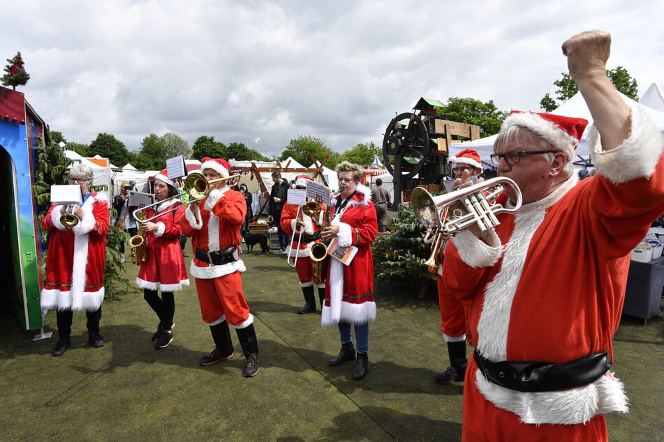 Eine holländische Musikkapelle in Weihnachtsmann-Kostümen spielt auf dem Weihnachtsmarkt in Schloss Burg bei Solingen.