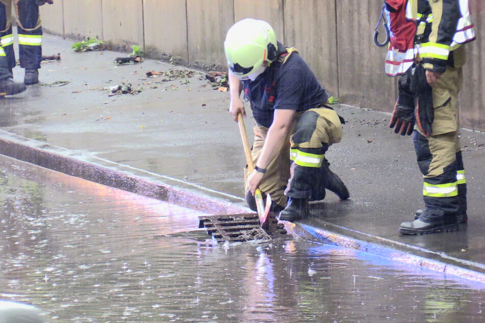 In Hilden ist eine Straße überflutet worden, weil das Regenwasser nicht abfließen konnte. Die Feuerwehr öffnete einen Gullydeckel.