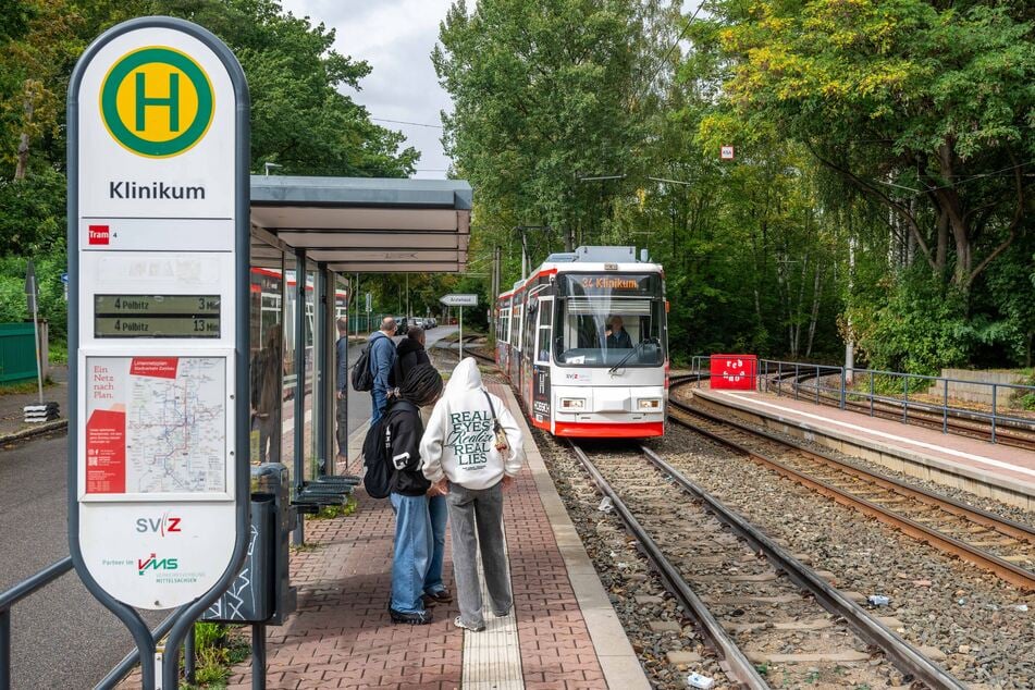 Noch ist an der Haltestelle Klinikum in Zwickau-Marienthal für die Linie 4 Schluss. Der Verkehrsplan bringt eine Verlängerung über das Pleißencenter bis nach Werdau ins Spiel.