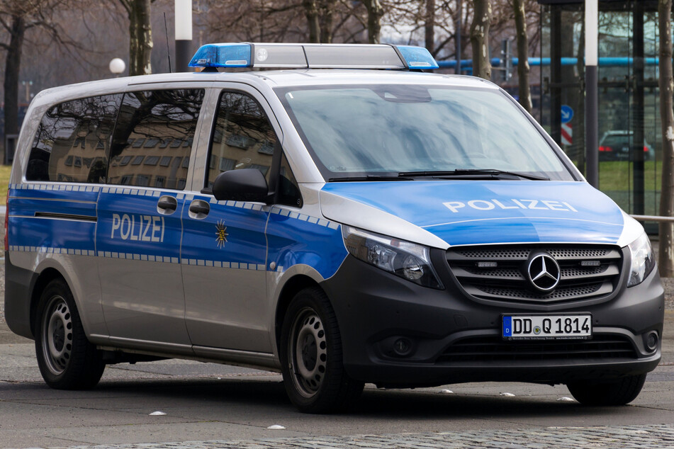 Dresden: VW T5 steht in Dresden in Flammen: Unter dem Fahrzeug findet die Polizei DAS!