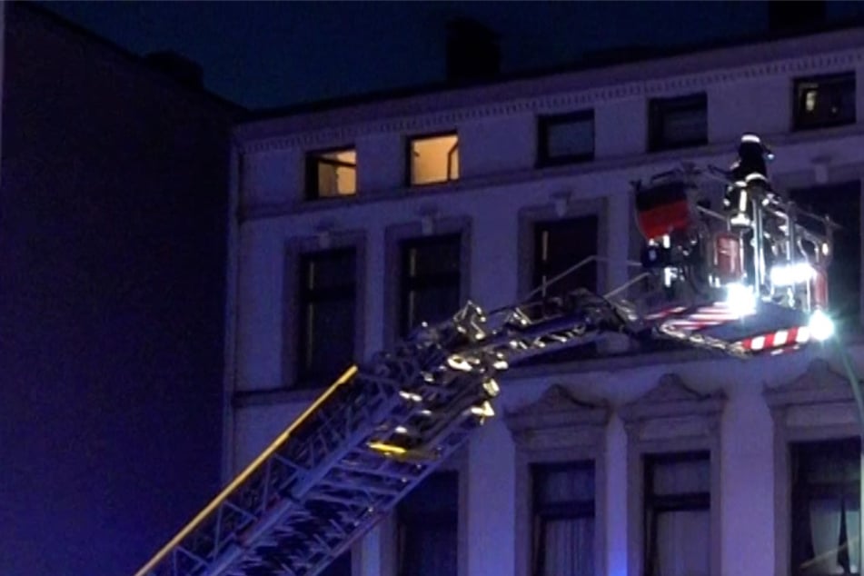 Hamburg: Feuer in Mehrfamilienhaus: Bewohner vom Rauch eingeschlossen