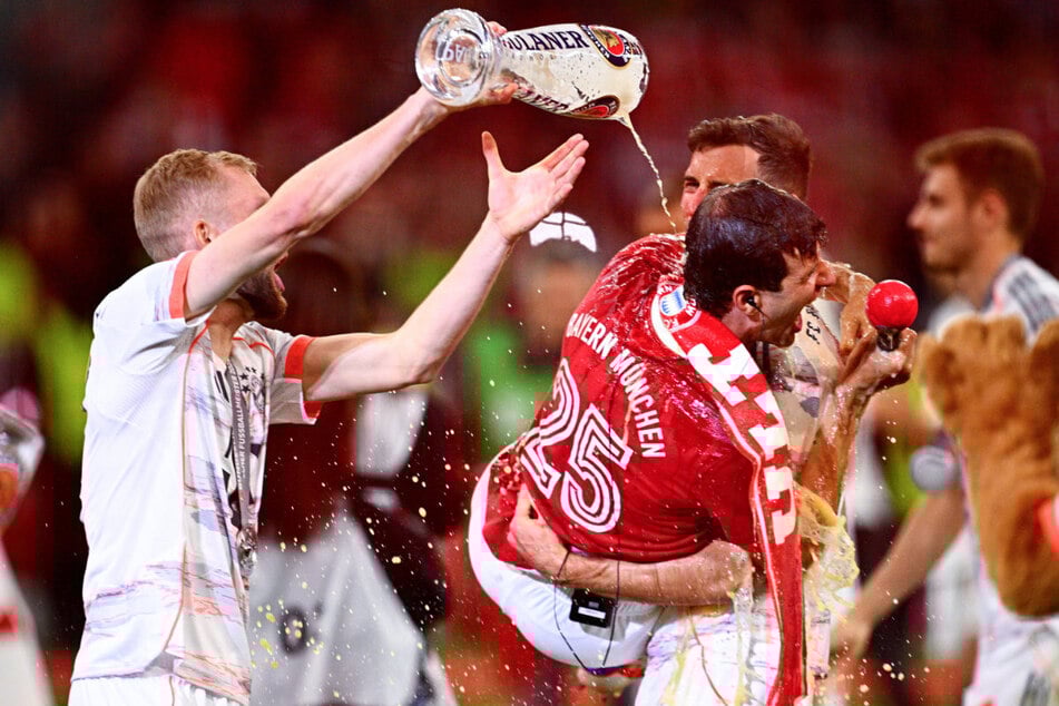 Der FC Bayern München hat die vorgezogene Meisterschaft nicht nur im eigenen Stadion gefeiert – und dafür gab es Kritik.