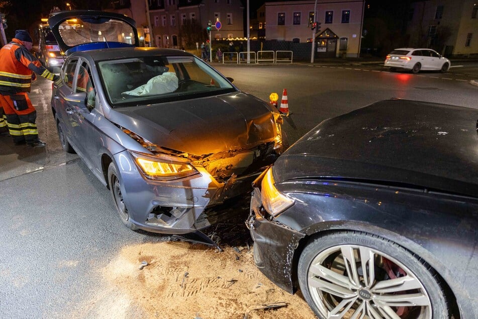 Auf einer Kreuzung in Freiberg kollidierten zwei Autos frontal miteinander.