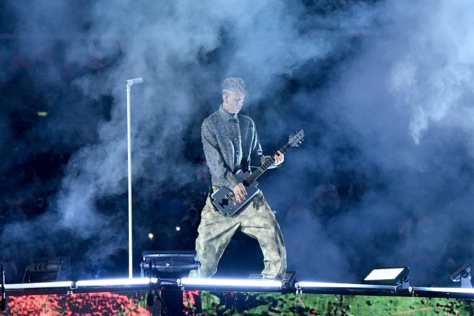 Machine Gun Kelly sang in der Halftime-Show eine Coverversion von "Country Roads".