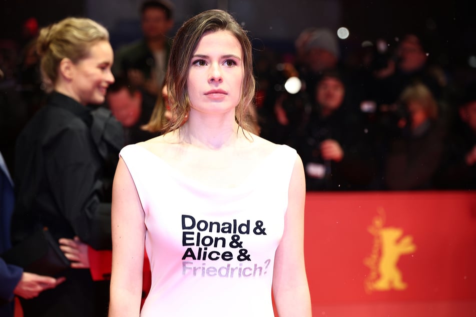 Klimaaktivistin Luisa Neubauer (28) setzte bereits am Donnerstag zum Auftakt der "Berlinale" mit ihrem Kleid ein politisches Zeichen.