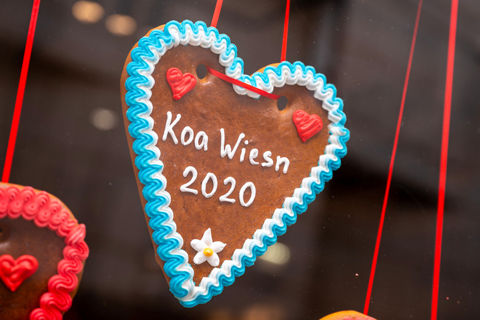 Ein Lebkuchenherz mit der Aufschrift "Koa Wiesn 2020" hängt in einem Geschäft in der Münchner Innenstadt aus.