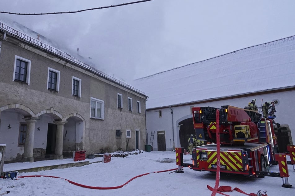 Dichter Rauch steigt aus dem Gebäude auf.